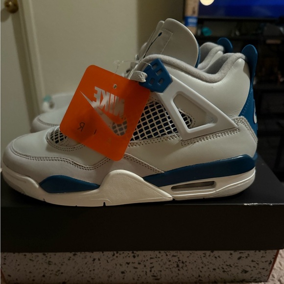 Jordan 4 military blue in 6.5 boys. they are real never worn and not used